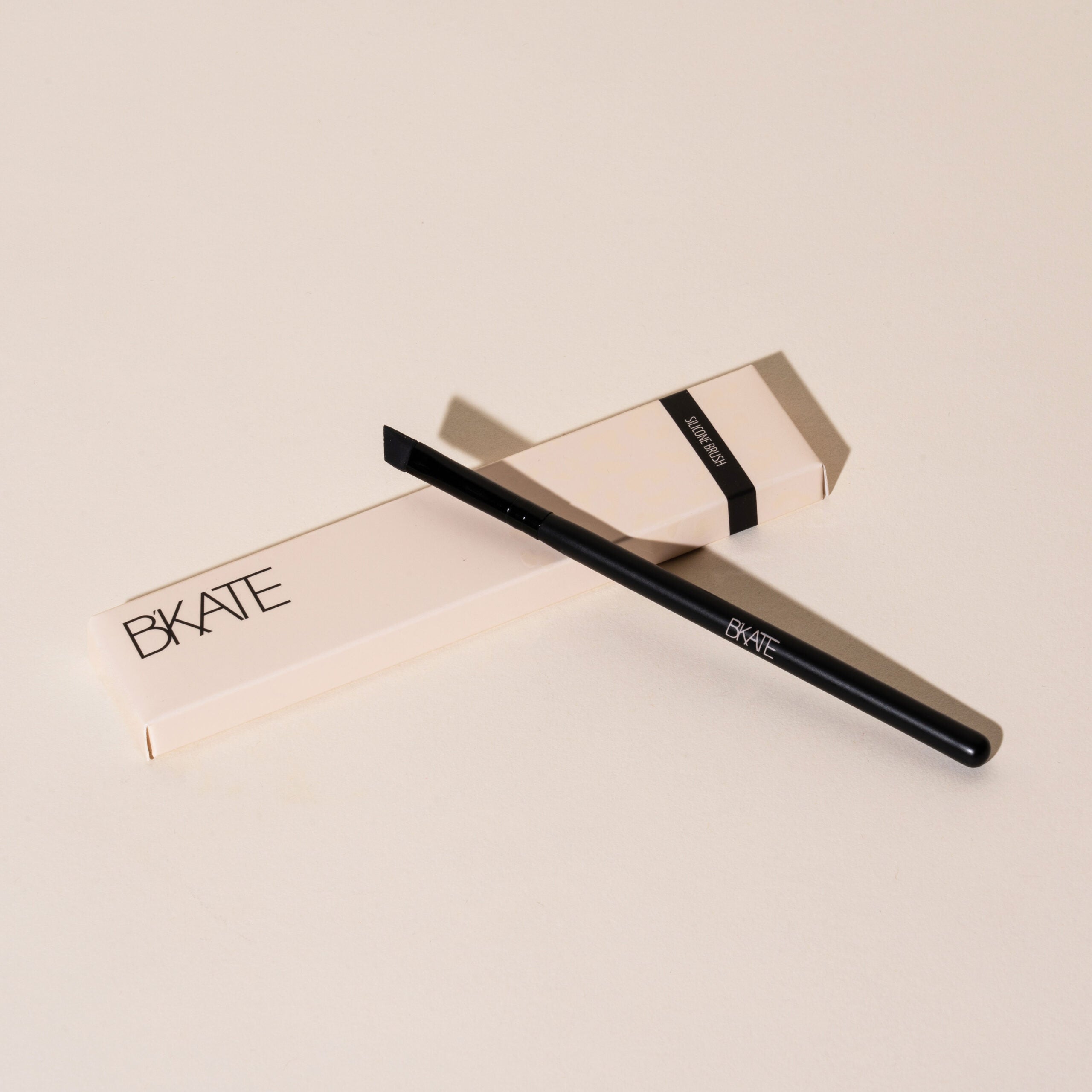 bkate, siliconen gehoekte borstel, brow henna tool, vegan brow borstel, hygiënische brow applicator, siliconen brow borstel, precieze brow tool, cruelty-free borstel, glutenvrije beauty tool, brow dip borstel