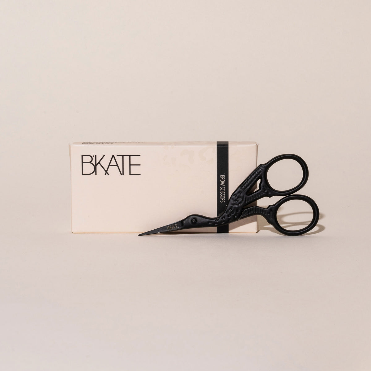 bkate, pro wenkbrauw schaar, titanium wenkbrauw schaar, precisie wenkbrauw schaar, wenkbrauw trim gereedschap, professionele wenkbrauw schaar, schuine wenkbrauw schaar, zwarte wenkbrauw schaar, salon wenkbrauw schaar, compacte wenkbrauw gereedschap