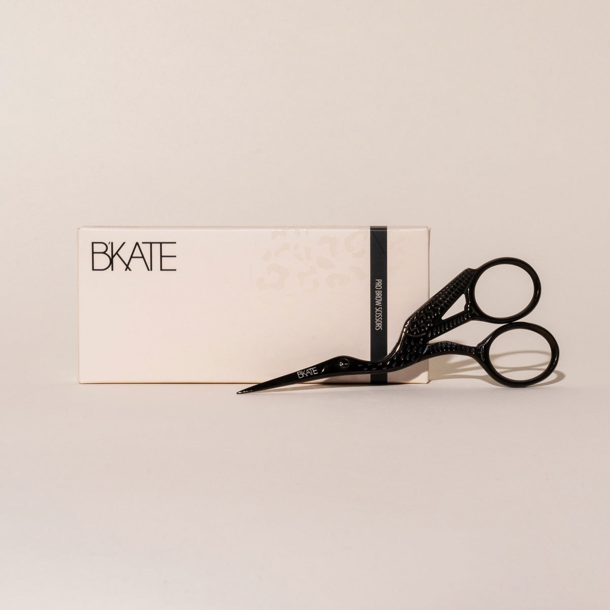 bkate, precisie wenkbrauw schaar, titanium wenkbrauw schaar, wenkbrauw schaar, professionele wenkbrauw schaar, schuine wenkbrauw schaar, zwarte schaar, wenkbrauw trim gereedschap, compacte wenkbrauw gereedschap, salon wenkbrauw schaar