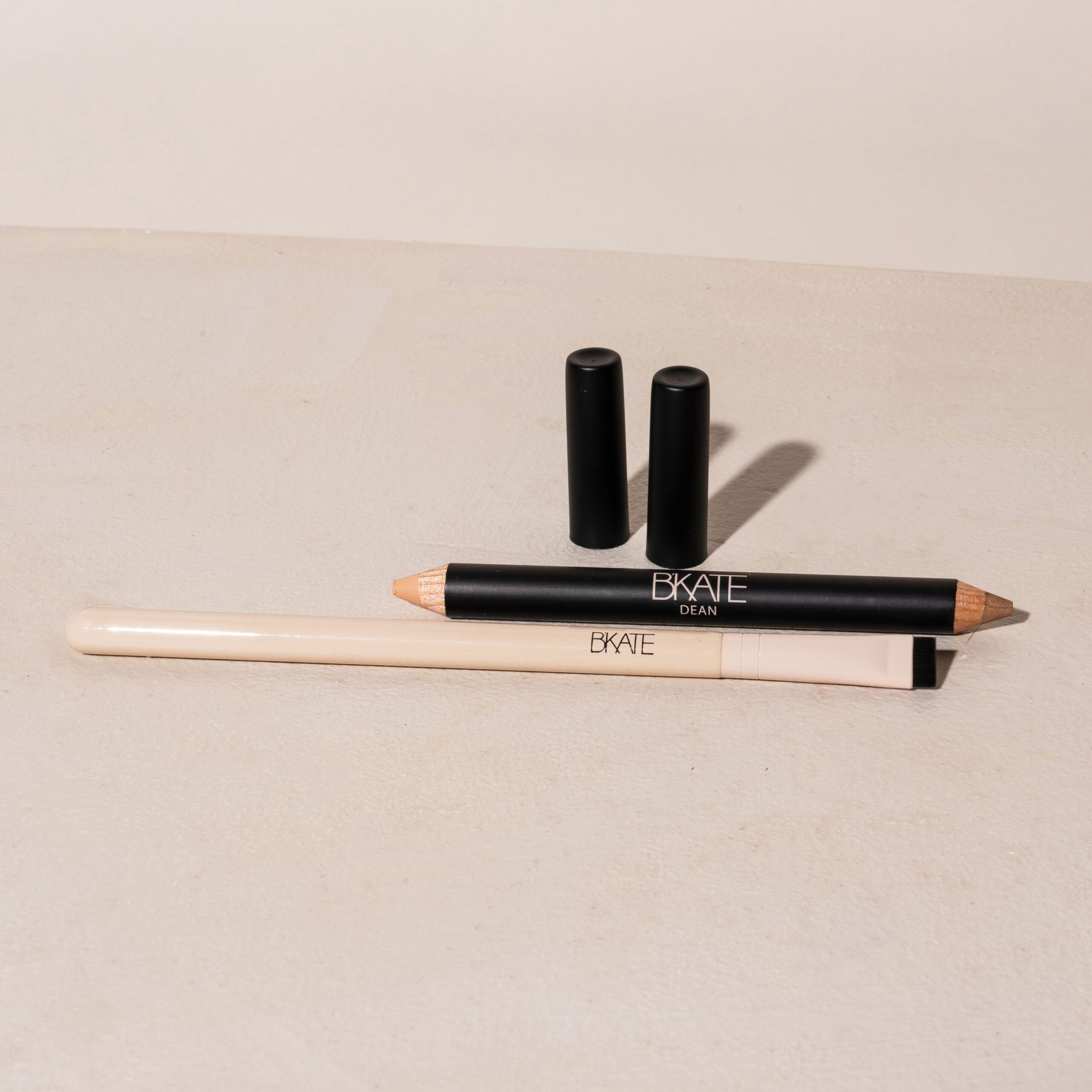 bkate, duo highlighter, wenkbrauw highlighter potlood, highlighter met twee uiteinden, wenkbrauw gloed potlood, vegan highlighter, cruelty-free wenkbrauw product, glutenvrije make-up potlood, stralende wenkbrauw highlight, glans wenkbrauw potlood