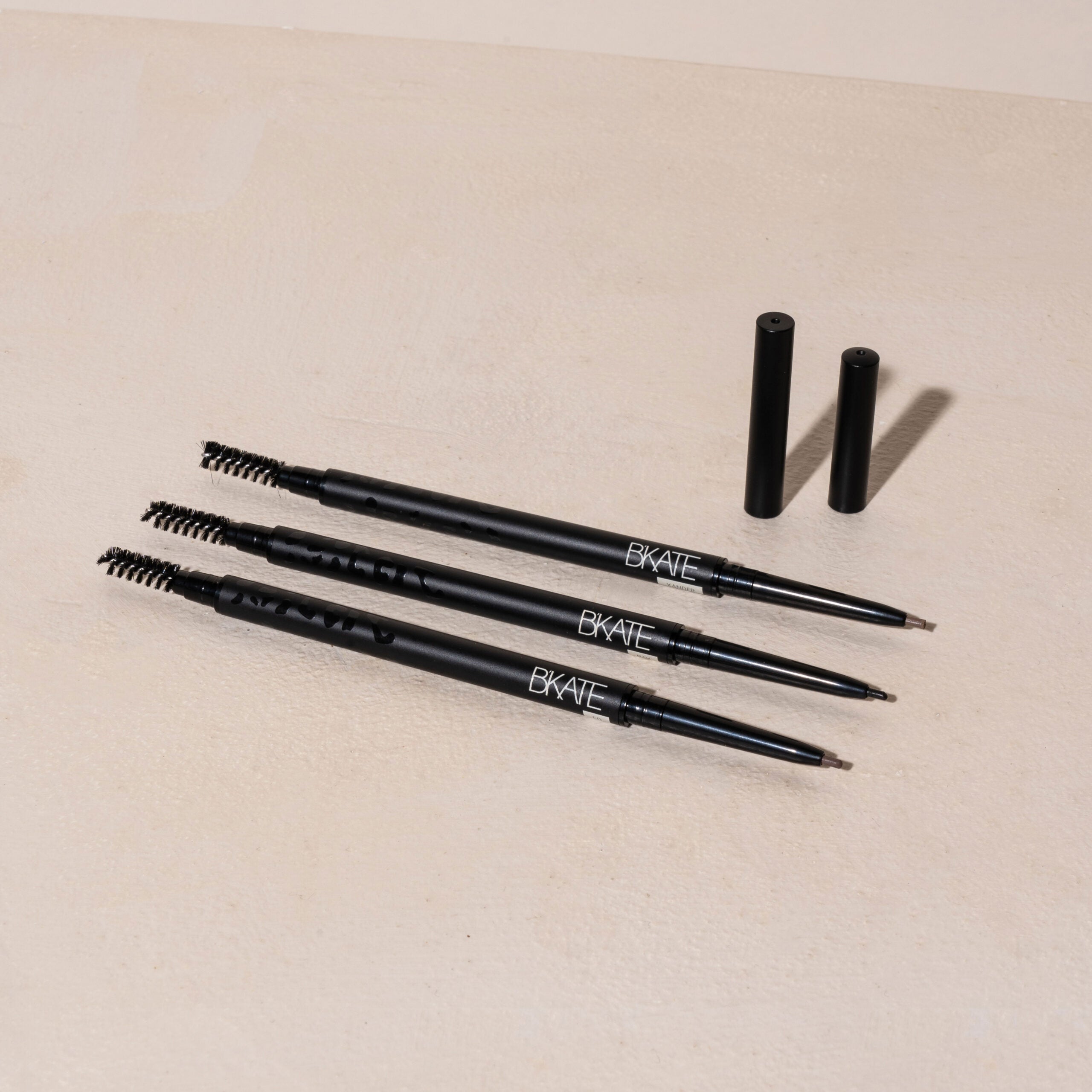 bkate, fijn wenkbrauwpotlood, wenkbrauwpotlood precisie, haarachtig wenkbrauwpotlood, veegvast wenkbrauwpotlood, intrekbaar wenkbrauwpotlood, veganistisch wenkbrauwpotlood, cruelty-free liner, glutenvrij wenkbrauwpotlood, spoolie wenkbrauwpotlood